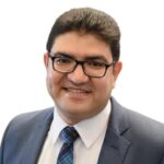 رئيس الجامعة يتابع آخر مستجدات العمل بالمجمع الطبي ومعدلات الإنجاز
